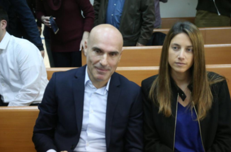 אפי נוה ובת זוגו בבית המשפט