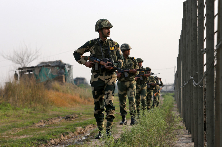 חיילים הודים בגדר הגבול עם פקיסטן. צילום: רויטרס
