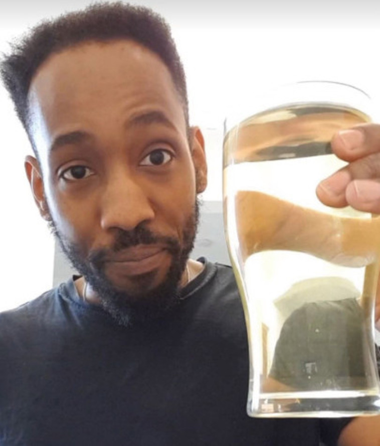  פביאן פרקהרסון  וכוס שתן. צילום מסך