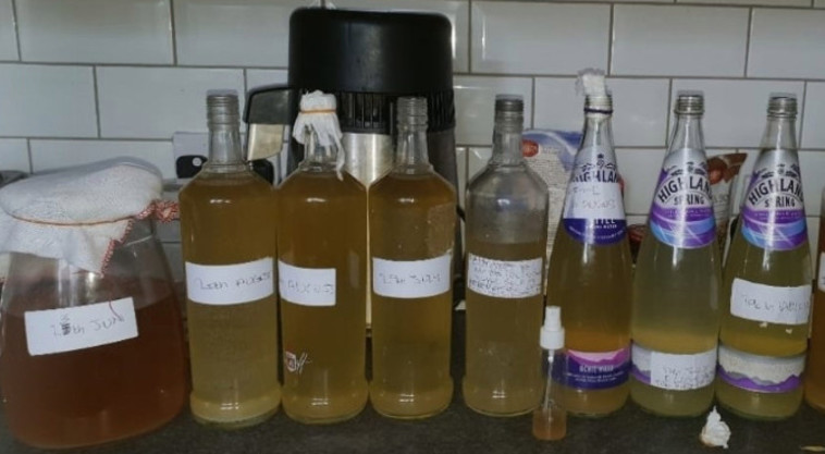 מיישן את השתן במטבח. צילום מסך