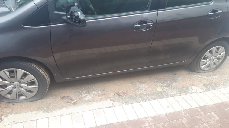 הצמיגים שנוקבו. צילום: בקי שמש, אלון חכמון