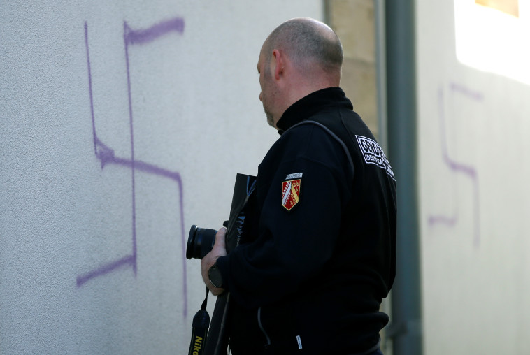 צלב קרס על מבנה שאכלס בעבר בית כנסת בעיר מומנהיים שבצרפת