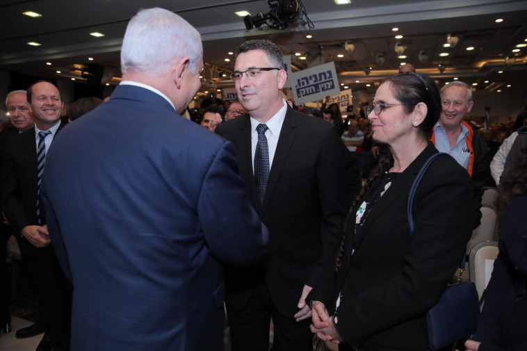 לחיצת היד לפני חודשיים. צילום: שרון רביבו