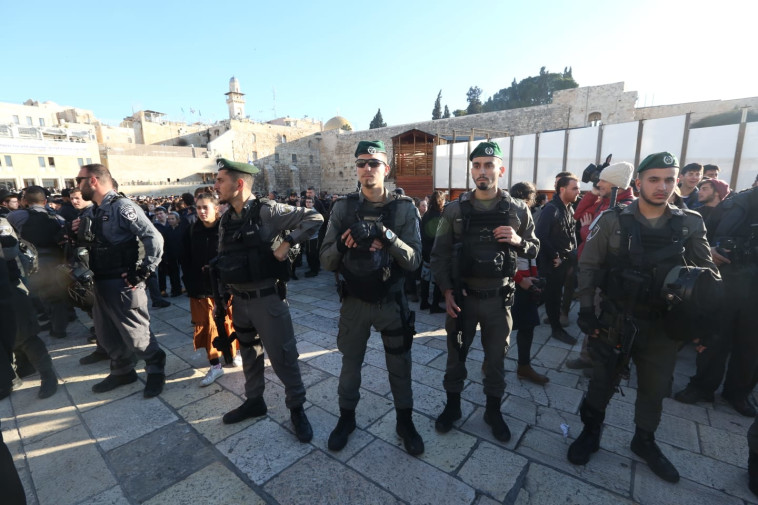 שוטרים בכותל המערבי, היום. &quot;הודעת המשטרה יורקת גם בפרצופם&quot;. צילום: מרק ישראל סלם 