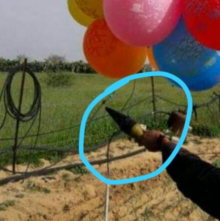  פריט אמל&quot;ח מחובר לבלון נפץ. צילום: רשתות ערביות