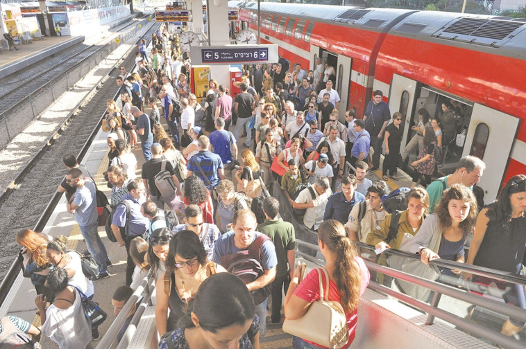 צפיפות ברכבת. צילום: אבשלום ששוני