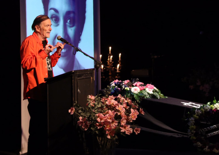 אילי גורליצקי סופד ליונה עטרי. צילום: פלאש 90