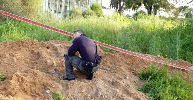 אזור נפילת הרקטה סמוך לחולון. קרדיט: דוברות המשטרה