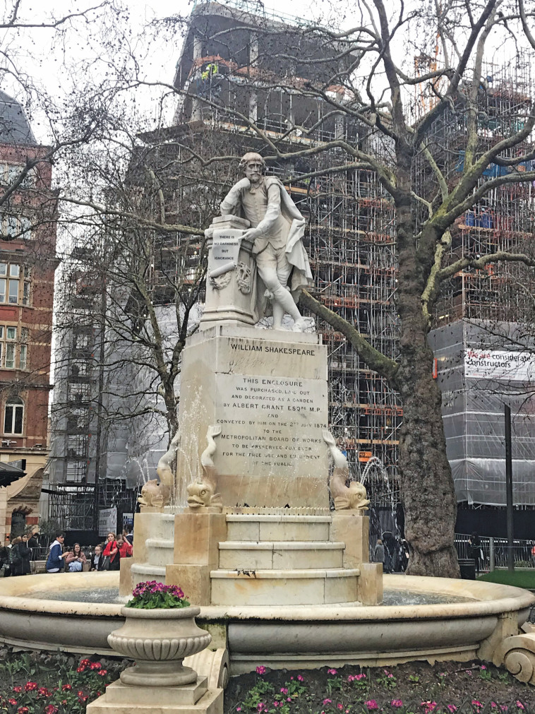 פסלו של שייקספיר בלונדון. צילום: טליה לוין