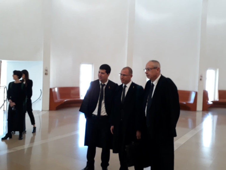 עורכי דינו של נתניהו, נבות תל-צור, טל שפירא ועמית חדד. צילום: אבישי גרינצייג