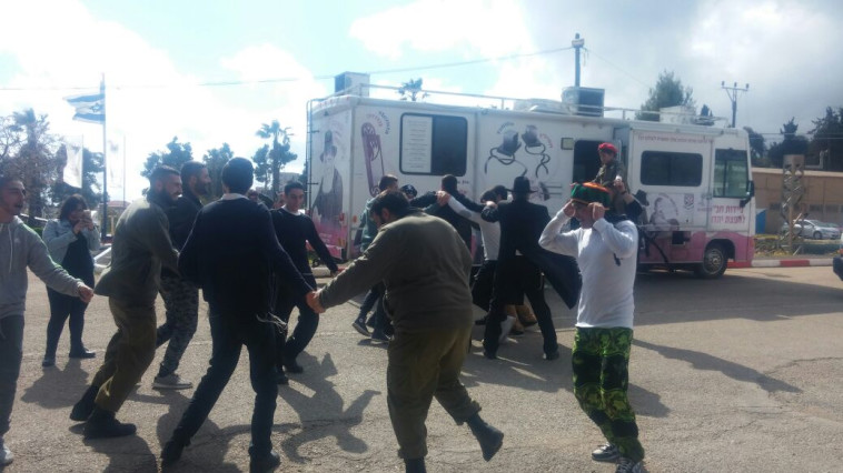 50 אלף משלוחי מנות יחולקו ע&quot;י ניידות חב&quot;ד. צילום: שלמה מרגליות