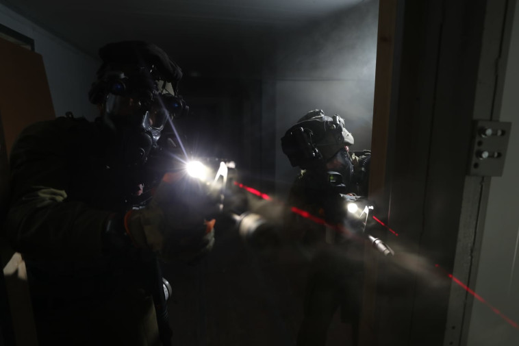 כוחות הימ&quot;מ במהלך חיסול המחבל. צילום: דוברות המשטרה