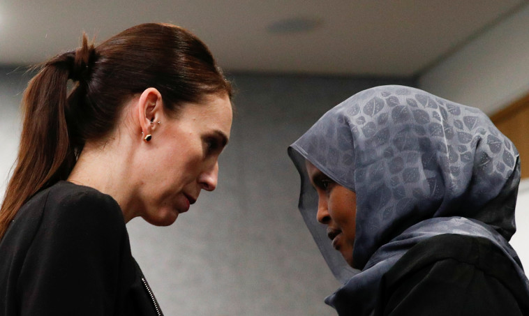 ג'סינדה ארדרן עם אחת מניצולות הטבח