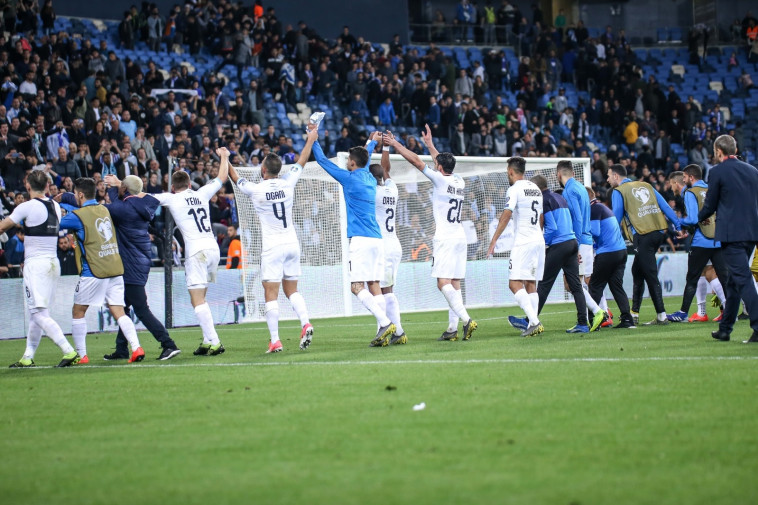 נבחרת ישראל בטירוף עם הקהל. צילום: מאור אלקסלסי