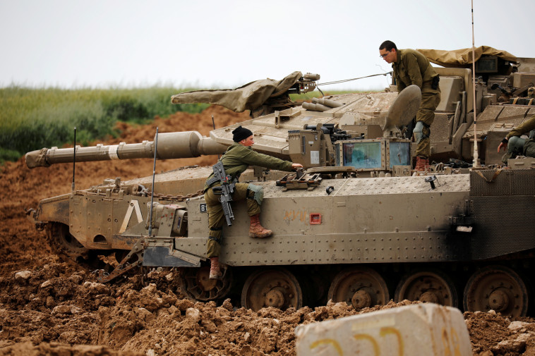 חיילי צה&quot;ל בסמוך לגבול רצועת עזה, למצולמים אין קשר לכתבה. צילום: רויטרס