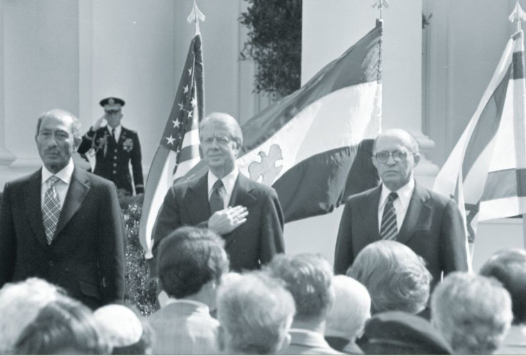 בגין, קרטר וסאדאת בחתימת הסכם השלום עם מצרים (צילום: שמואל רחמני)