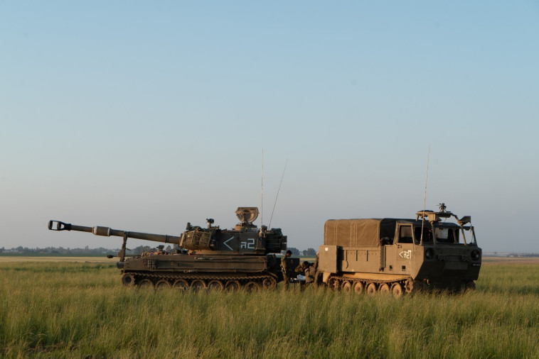 כוחות צה&quot;ל נערכים בגבול הרצועה. צילום: דובר צה&quot;ל