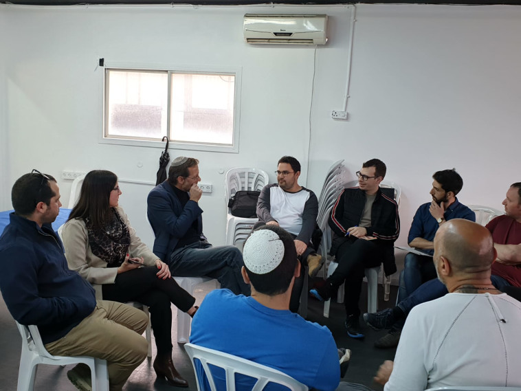 מפגש של האגודה עם פייגלין. צילום: האגודה למען הלהט"בים