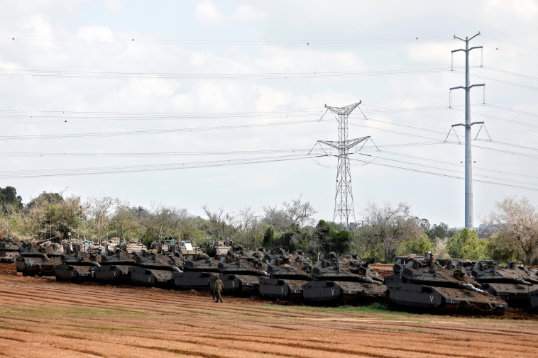 כוחות שריון בגבול עזה (צילום: רויטרס)