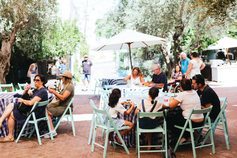 שוק אומני האוכל של לואיזה אווירה, צילום: קירה קלצקי