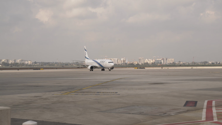 המטוס שהשיב את גופתו של זכריה באומל ז&quot;ל. צילום: דובר צה&quot;ל