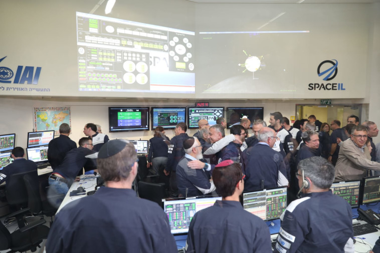 השמחה בחדר הבקרה לאחר הצלחת התמרון. צילום: סתיו נמר