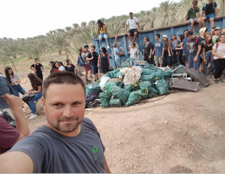 כמויות אדירות של זבל. הפעילים בפעילות. צילום: אמיר גלברט ואולג קלצ'וב 