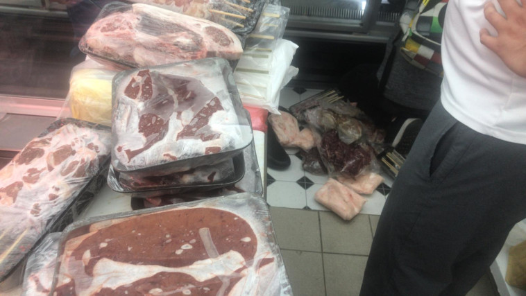 בשר שנמצא בעסק של ארגון הפשיעה. צילום: דוברות משרד המשפטים