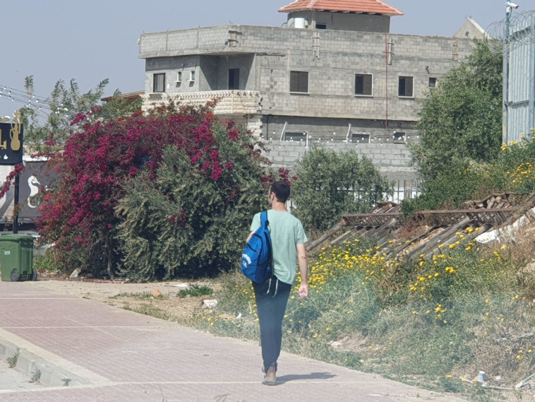 חשוד שפונה מקלפי ברהט. צילום: חד&quot;ש-תע&quot;ל 