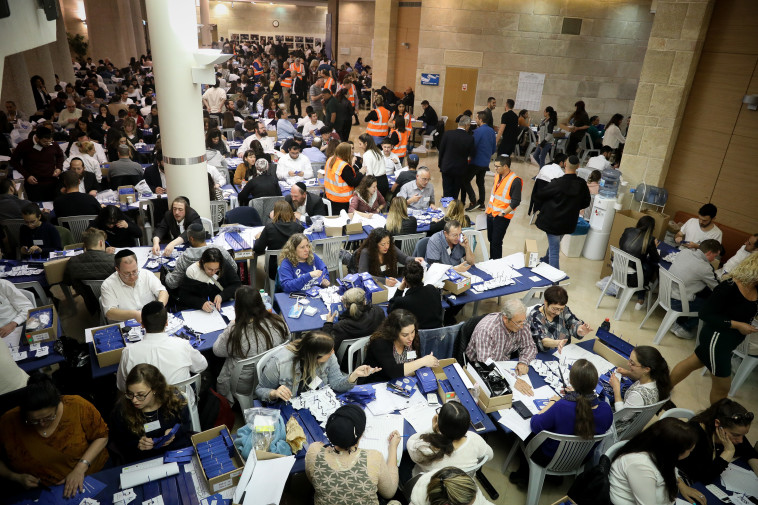 ספירת קולות החיילים. קרדיט: נועם רבקין פנטון, פלאש 90