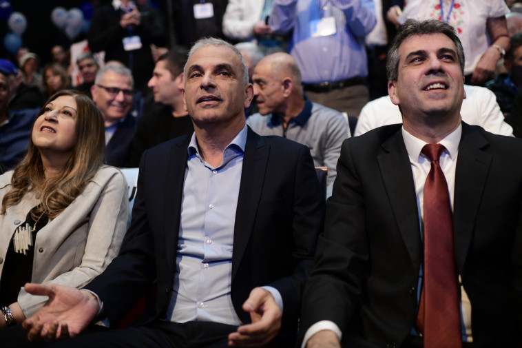 יהיה שר גם בממשלה הבאה? אלי כהן עם משה כחלון. צילום: תומר נויברג, פלאש 90