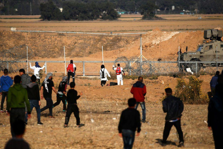פלסטינים מתפרעים על גדר המערכת. צילום: רשתות ערביות