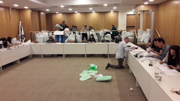 מבצע &quot;נוהל טוהר הבחירות&quot;. צילום: דוברות ועדת הבחירות 