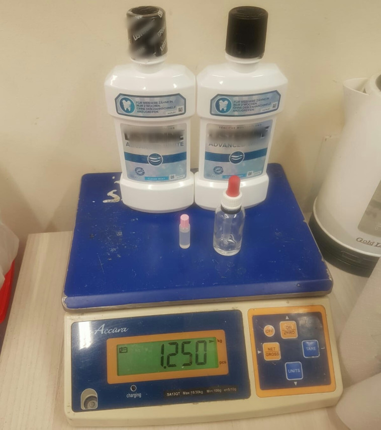 הבקבוקונים במשקל 1,250 גרם. צילום: דוברות המשטרה