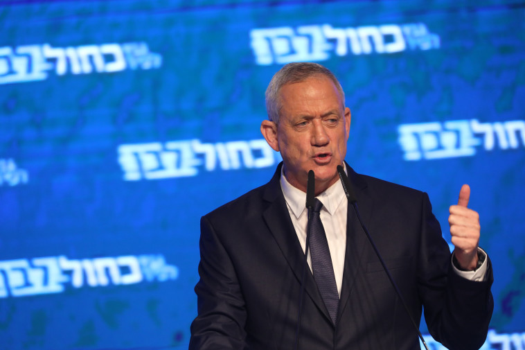 בני גנץ. נתניהו טען שאותו העיתונאים מלטפים, והם הרימו לו להנחתה. צילום: נועם רבקין פנטון, פלאש 90