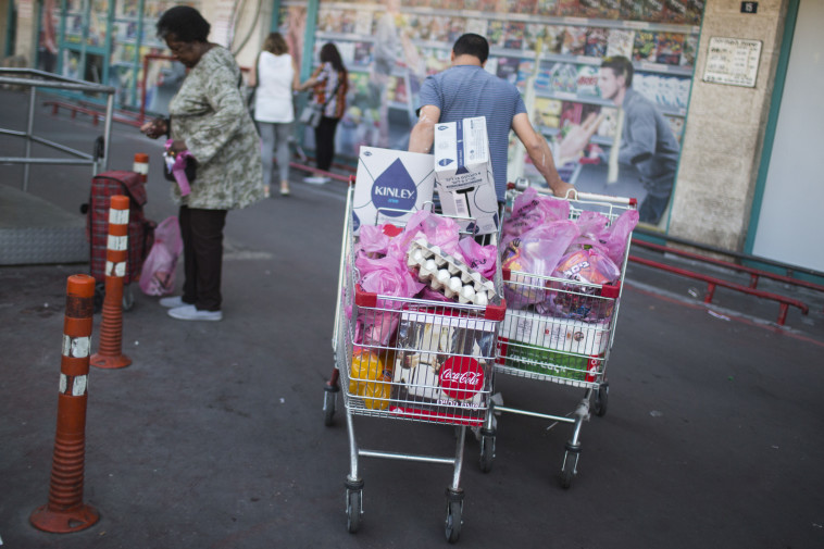 קניות לפסח. ברשת ויקטורי מזהירים שלא יישאר מזון כשר.