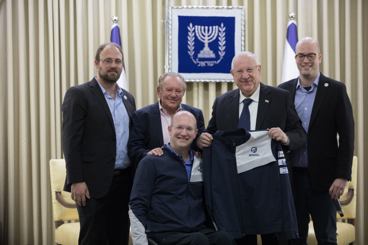צוות SpaceIL עם הנשיא ריבלין. צילום:  נועם רבקין פנטון, פלאש 90