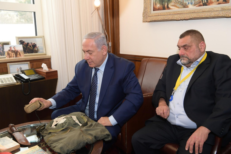  בנימין נתניהו מקבל את חפצי יוני ז&quot;ל. קרדיט: עמוס בן גרשום, לע&quot;מ