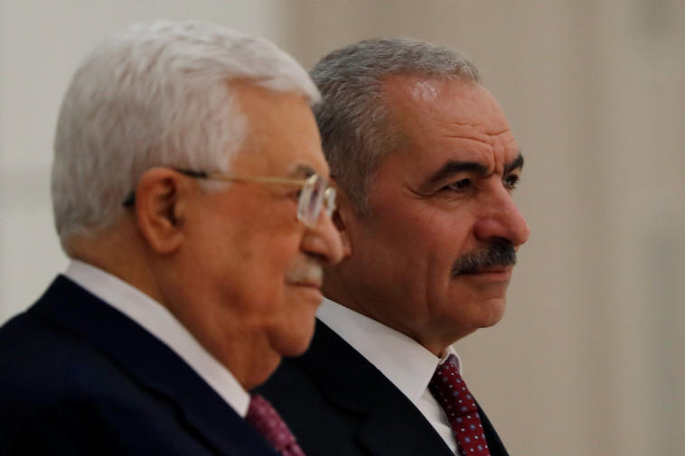 צפוי להתנגד לתוכנית. אבו מאזן עם ראש הממשלה הפלסטיני מוחמד אשתייה. צילום: רויטרס