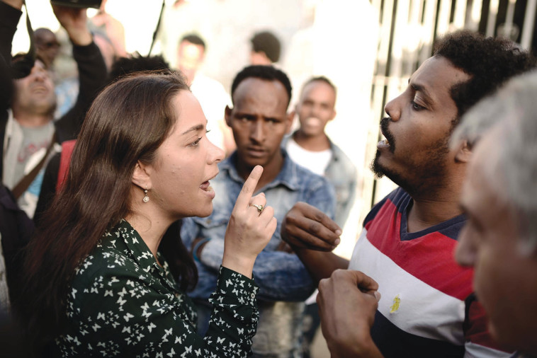 מאי גולן מתעמתת עם מבקשי מקלט. למצולמים אין קשר לכתבה