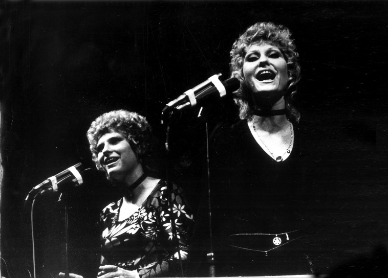 נירה וגליה רבינוביץ' בפסטיבל בשנת 1971. צילום: חנניה הרמן 