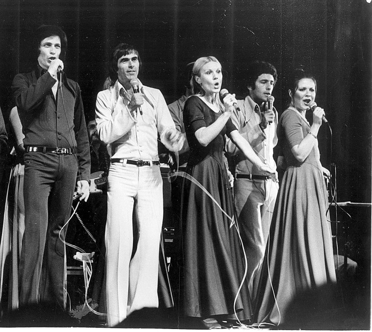 משתתפי פסטיבל הזמר החסידי. מימין: חיה ארד, דני מסנג, רותי לרמן, אילי גורליצקי וששי קשת . יח&quot;צ 