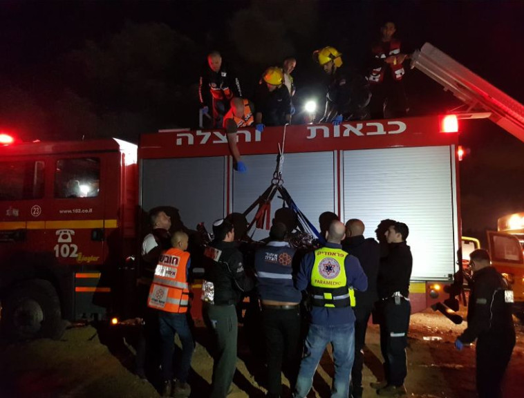 חילוץ העובדים שהתחשמלו סמוך למושב בן זכאי. צילום: דוברות כבאות והצלה רחובות