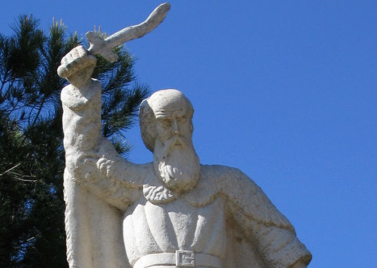 פסל אליהו הנביא בקרן הכרמל (צילום: תמר הירדני)