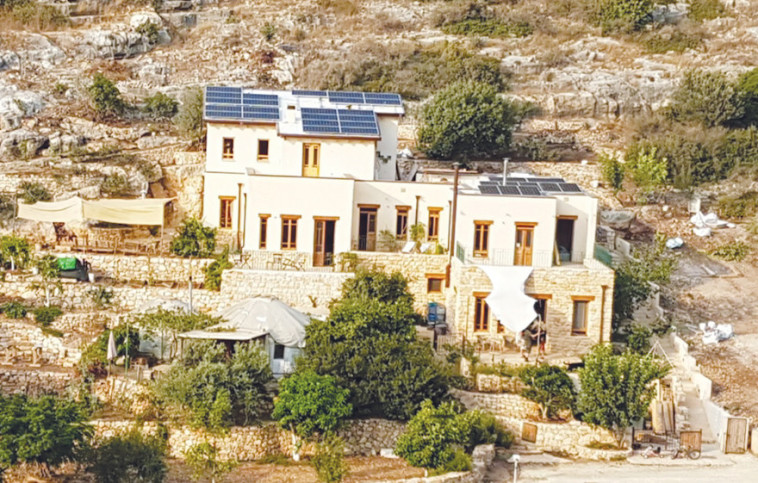 &quot;מהפכת האנרגיה היא נגזרת של משבר האקלים&quot;. ביתו של יוקי גיל