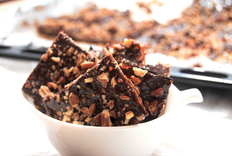 ריבועי מצה, שוקולד ואגוזים