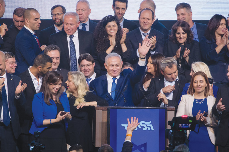 חברי הליכוד עם נתניהו בערב הבחירות האחרונות. קל להאשים אותם, אך הם לא היחידים. צילום: יונתן זינדל, פלאש 90