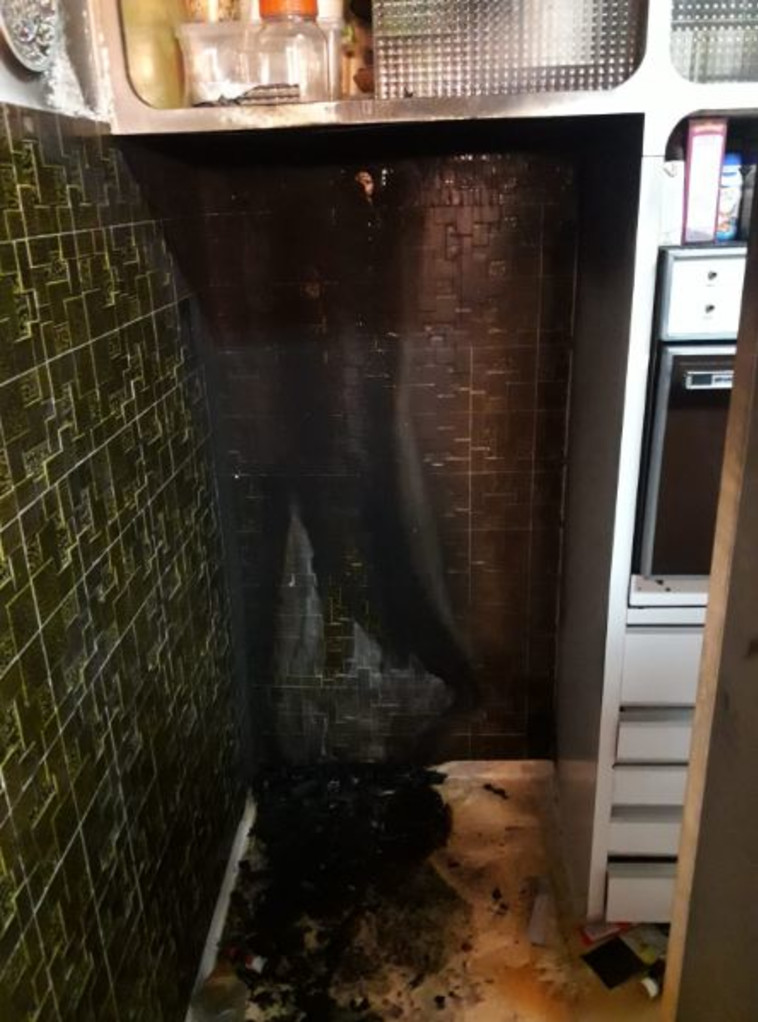 קצר חשמלי במקרר הוביל לשריפה. צילום: כבאות והצלה מחוז דן