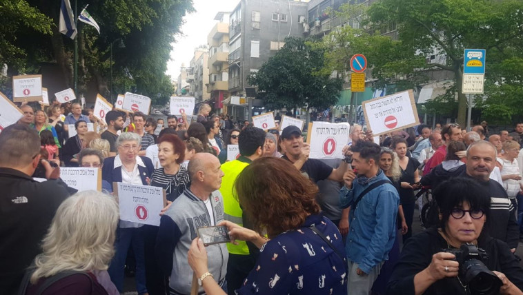 מפגינים בשדרות ירושלים ביפו. צילום: מרים אלסטר, פלאש 90