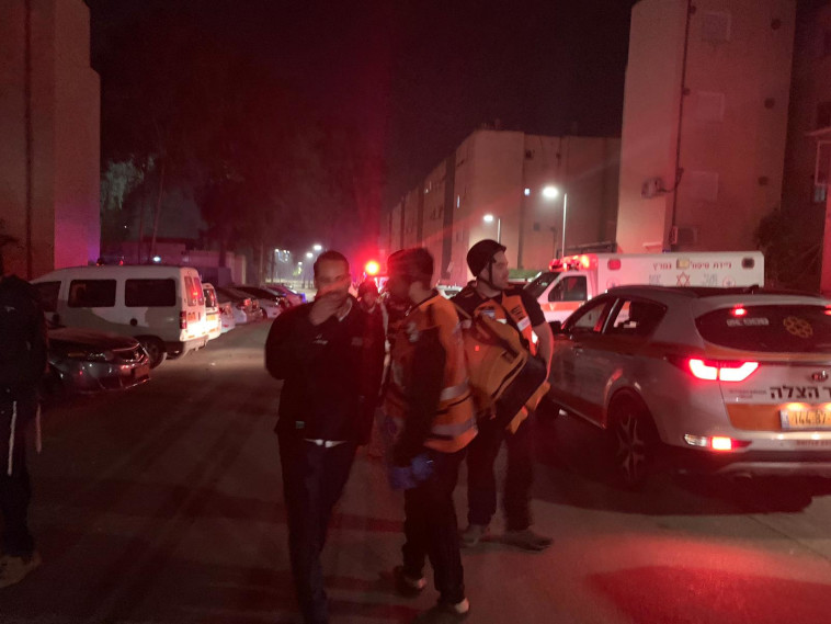 פגיעת הרקטה באשקלון. צילום: דוברות איחוד הצלה